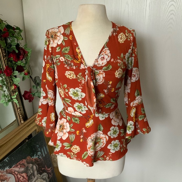 Monteau Tops - Monteau vibrant orange floral 3/4 bell sleeve cinched waist tie neck blouse 🍊🌸